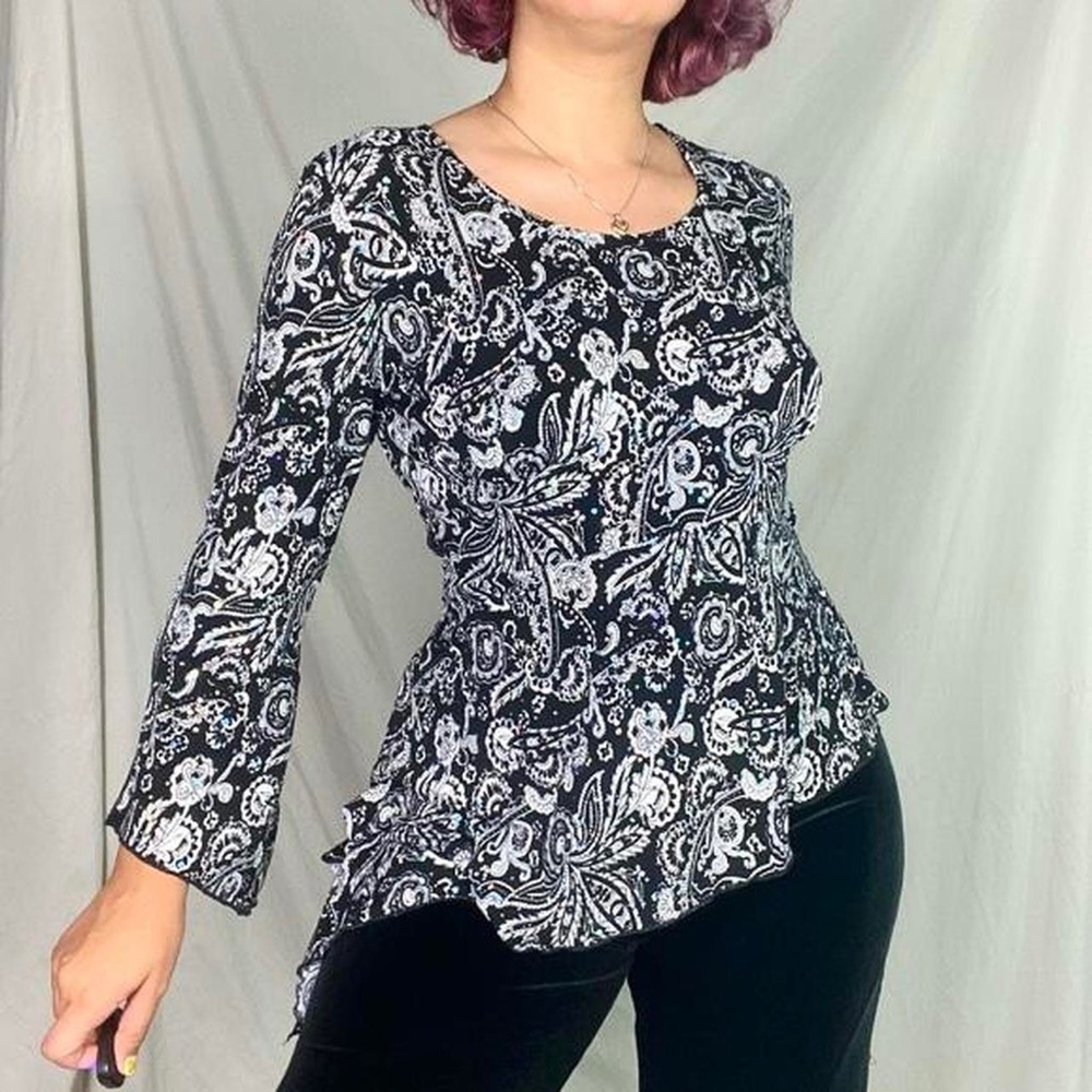 2K black and white asymmetrical sparkly blouse🖤
